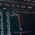 Een afbeelding van een cryptomunt die hard is gecrasht met een diepe rode candle