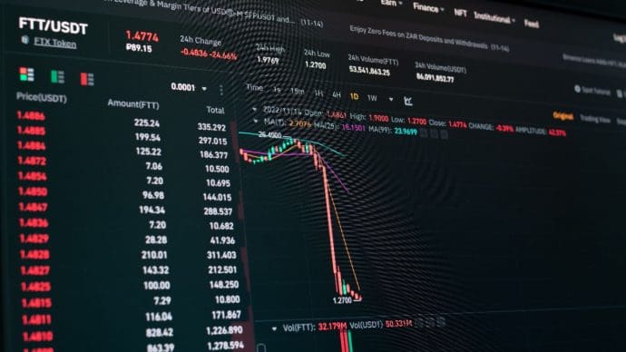 Een afbeelding van een cryptomunt die hard is gecrasht met een diepe rode candle