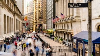 Een afbeelding van een menigte in Wall Street
