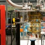 Een afbeelding van een quantum computer in een tech lab