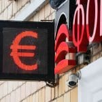 Een afbeelding van een rode euro op een bord bij een wisselkantoor