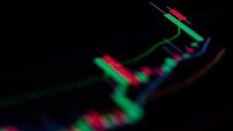 Een afbeelding van een stijgende grafiek van een cryptomunt, candle chart