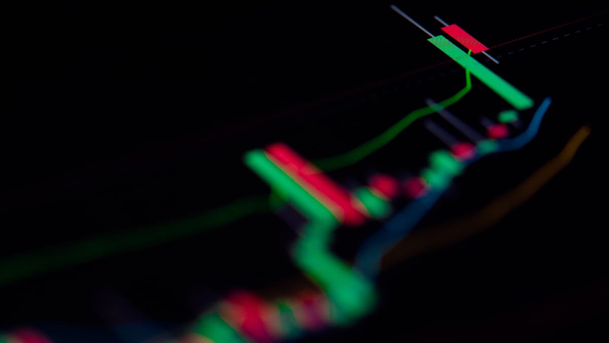 Een afbeelding van een stijgende grafiek van een cryptomunt, candle chart