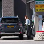 Een afbeelding van een tankende auto bij een tanksstation in Arnhem