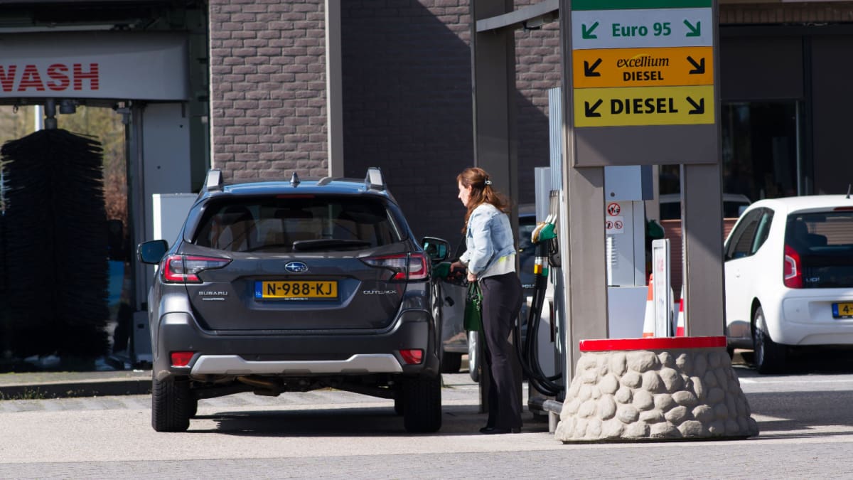 Een afbeelding van een tankende auto bij een tanksstation in Arnhem
