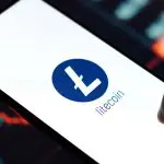 Een afbeelding van het logo van Litecoin (LTC) met een koers op de achtergrond