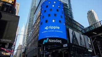 Een afbeelding van het logo van Ripple op de voorkant van de Nasdaq