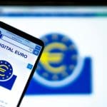 Een afbeelding van het logo van de digitale euro op de achtergrond en met een website van de digitale euro op een mobiele telefoon op de voorgrond