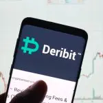 Een afbeelding van het logo van deribit met een grafiek op de achtergrond