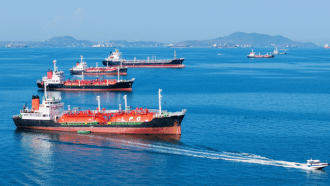 Foto van olietankers gestrand in de Straat van Hormuz