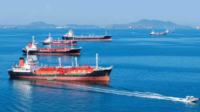 Foto van olietankers gestrand in de Straat van Hormuz