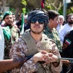 Iraanse soldaten met wapens