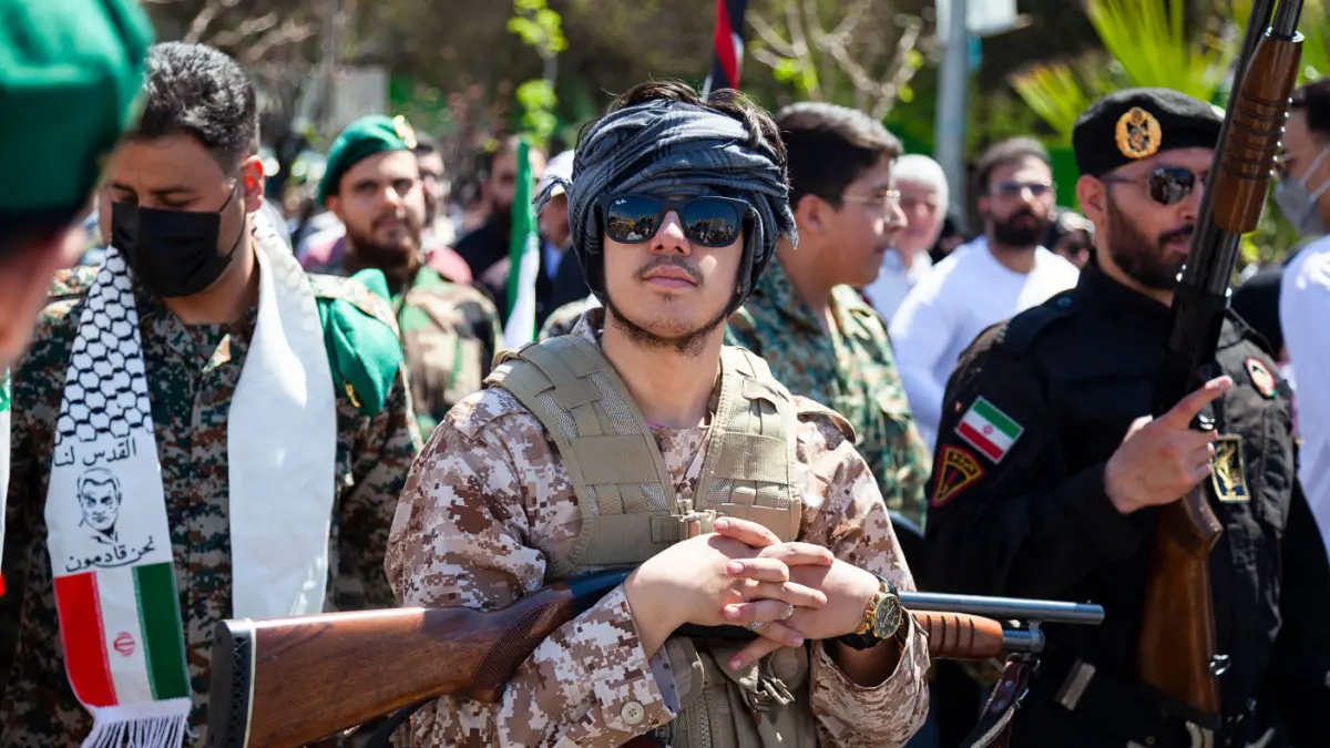 Iraanse soldaten met wapens