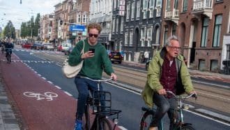 Nederlander op fiets in Amsterdam wordt gebeld