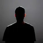 Onbekende man in schaduw