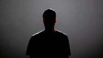 Onbekende man in schaduw