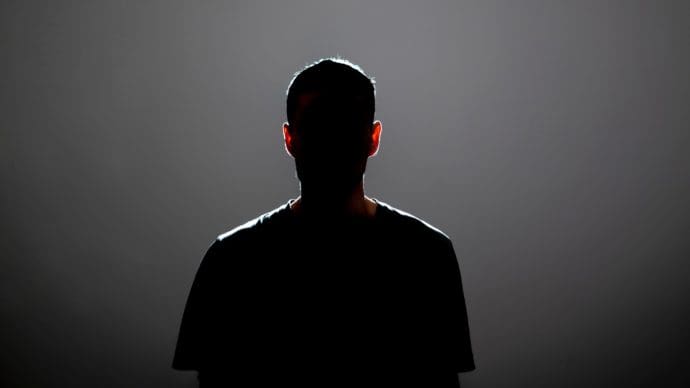 Onbekende man in schaduw