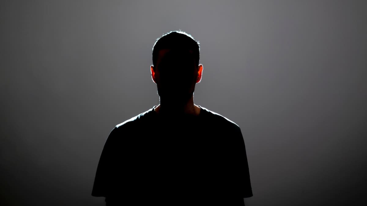 Onbekende man in schaduw