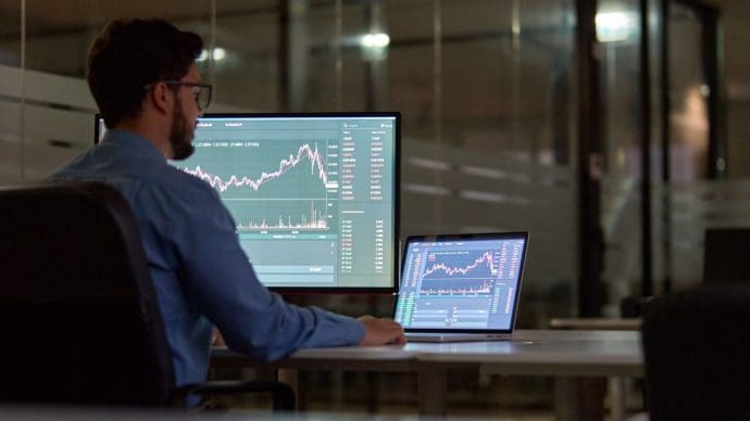 Nederlanders duiken in ‘chaos-coins’, terwijl 45+ juist XRP trouw blijft