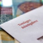Toeslagen envelop met geld op achtergrond
