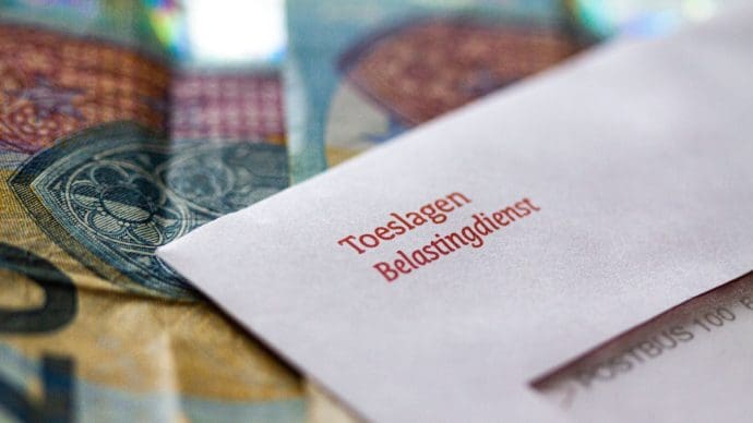 Toeslagen envelop met geld op achtergrond