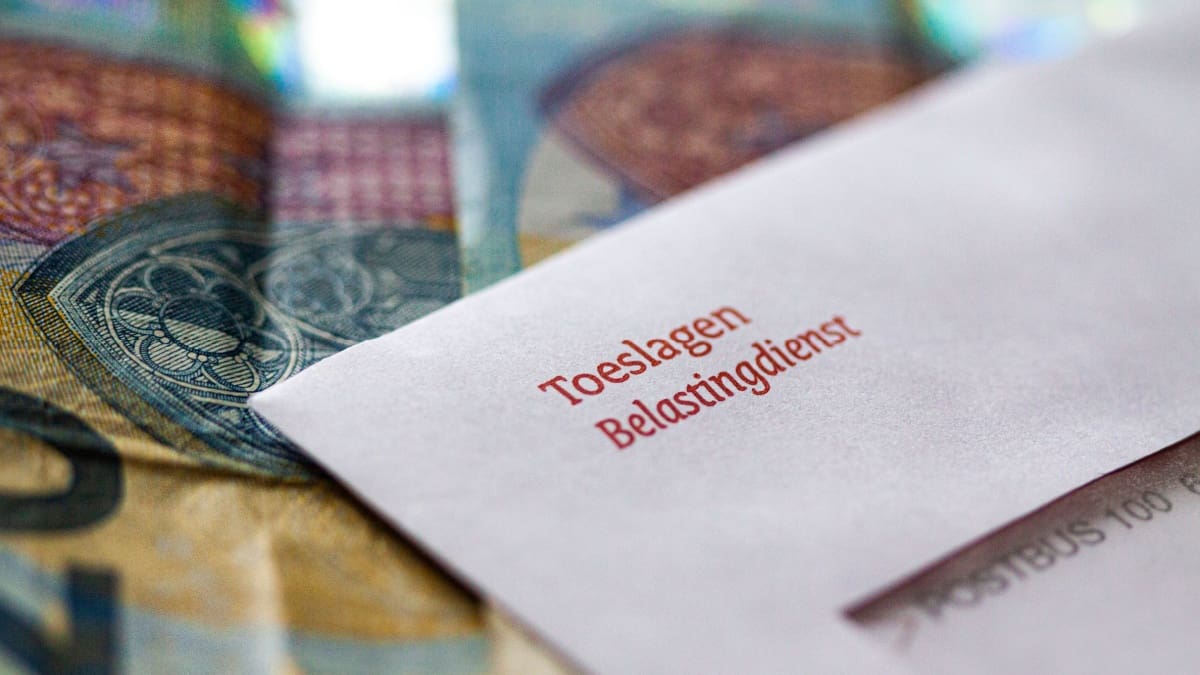 Toeslagen envelop met geld op achtergrond