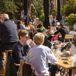 Uit eten op terras in Amsterdam