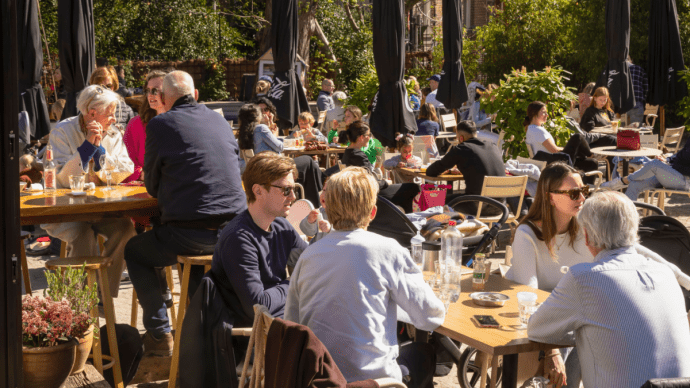 Uit eten op terras in Amsterdam