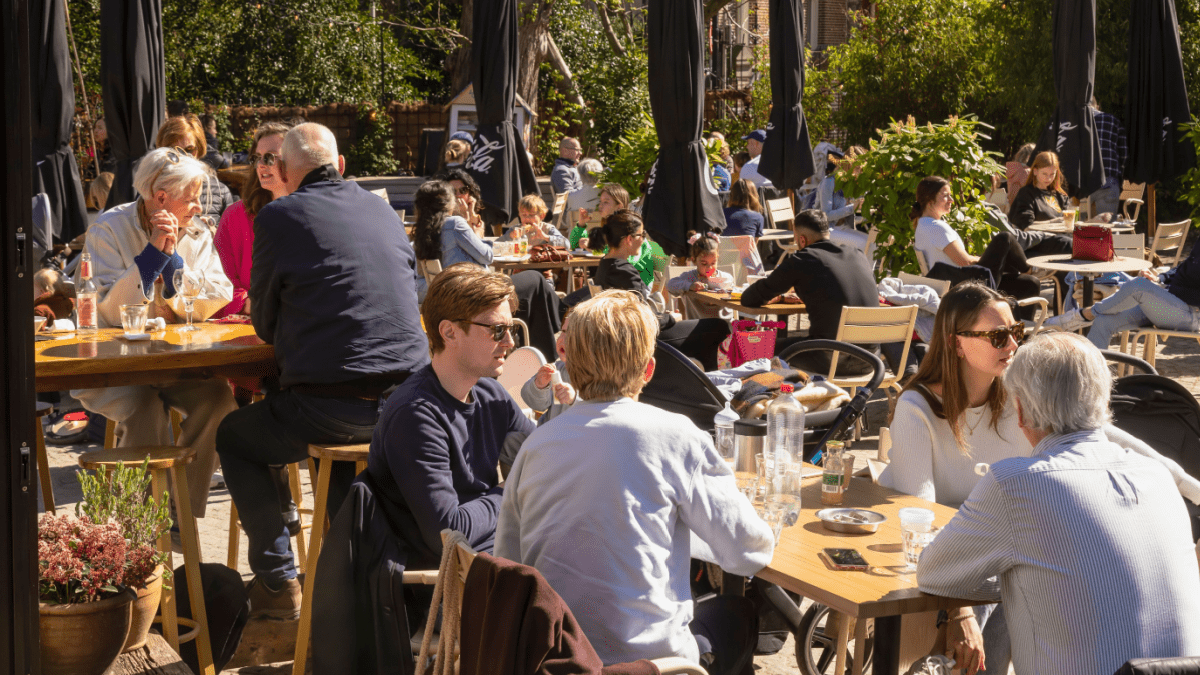 Uit eten op terras in Amsterdam