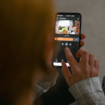 Vrouw bekijkt camera op mobiel