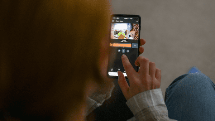 Vrouw bekijkt camera op mobiel