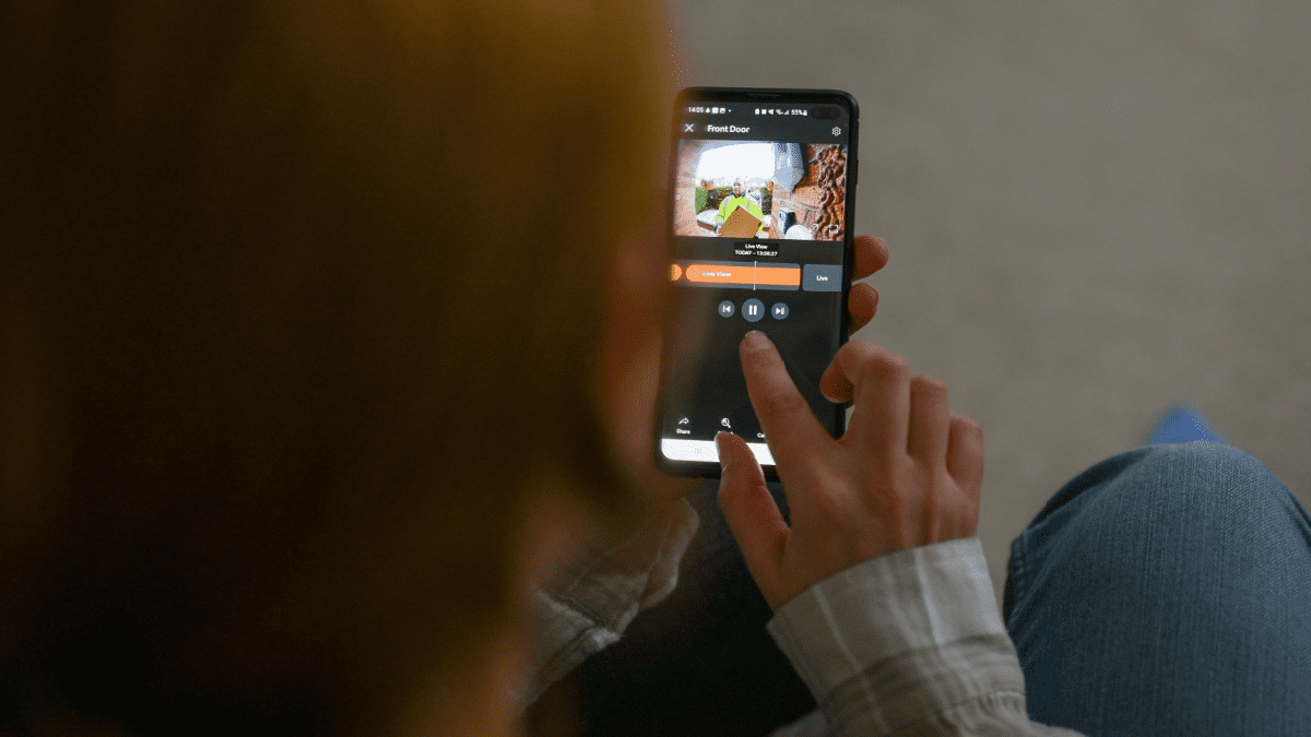 Vrouw bekijkt camera op mobiel