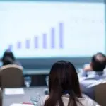 investeerders kijken naar presentatie