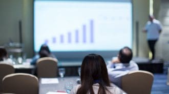 investeerders kijken naar presentatie