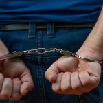 Een man met geboeide handen