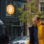 Bitcoin logo op kantoor in drukke straat
