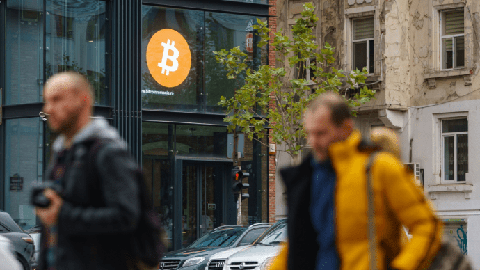 Bitcoin logo op kantoor in drukke straat