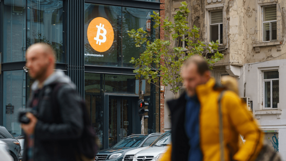Bitcoin logo op kantoor in drukke straat