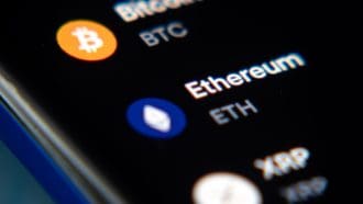 Een afbeelding van Ethereum tussen bitcoin en XRP in