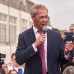 Een afbeelding van Nigel Farage die een menigte in Groot Brittanie toespreekt