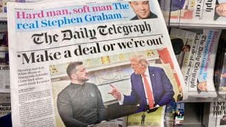 Een afbeelding van Trump en Zelensky op een nieuwskrant