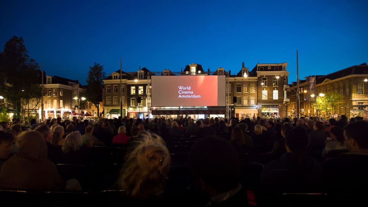 Een afbeelding van World Cinema Amsterdam op een groot plein met veel mensen in Nederland