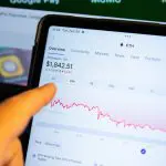 Een afbeelding van de ethereum koers in het rood met een grafiek van ETH