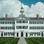 Een afbeelding van de main hall van Dartmouth College in de VS