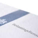 Een afbeelding van een blauwe envelop van de Belastingdienst