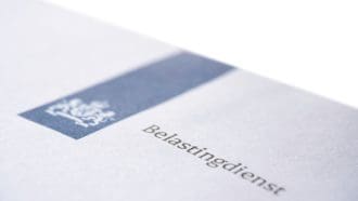 Een afbeelding van een blauwe envelop van de Belastingdienst