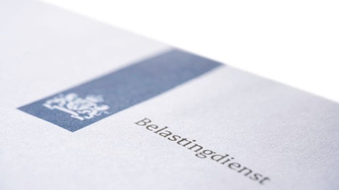 Een afbeelding van een blauwe envelop van de Belastingdienst