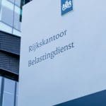 Een afbeelding van een bord van het rijkskantoor van de belastingdienst