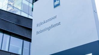 Een afbeelding van een bord van het rijkskantoor van de belastingdienst