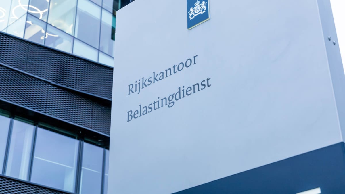 Een afbeelding van een bord van het rijkskantoor van de belastingdienst